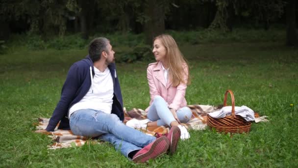 Glückliche junge Familie im Herbst Park spielen mit Kindern. Papa, Mutter, Sohn, Tochter. Kinder rennen zu ihren Eltern. 4k. Zeitlupe — Stockvideo