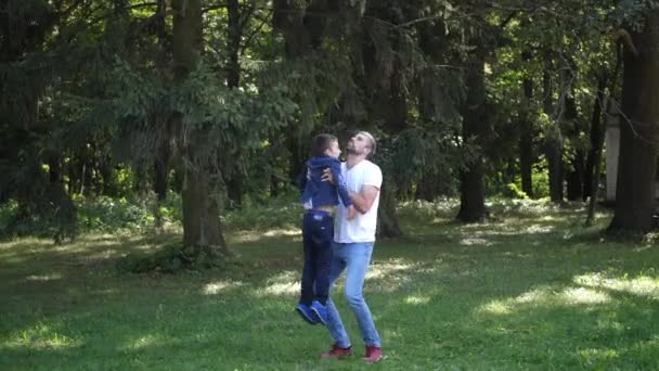 Papà gioca con suo figlio, lo vomita e lo prende. 4k. Rallentatore . — Video Stock