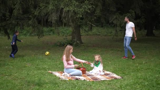 Buon padre di famiglia, madre, figlio e figlia vengono giocati nel parco autunnale. Al rallentatore. 4k — Video Stock