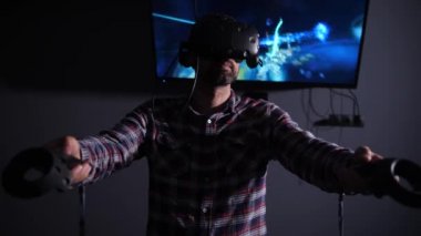 VR gözlük. Adam astronotlar uzay istasyonunda dikkate alır. 4 k yavaş motin video