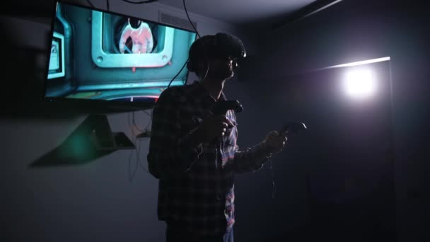 VR-glasögon. Man anser astronauterna på rymdstationen. 4 k långsam motin video — Stockvideo
