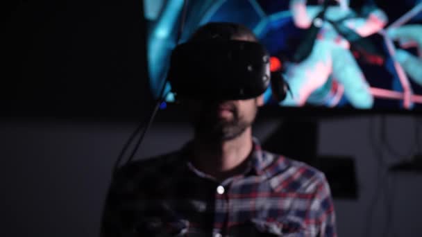 Gafas VR. El hombre considera a los astronautas en la estación espacial. 4k video de motin lento — Vídeo de stock