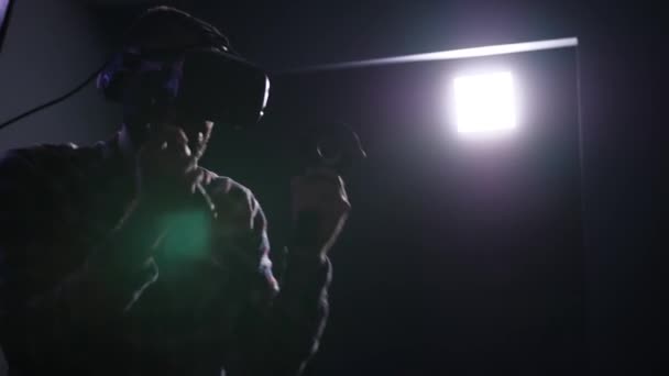VR γυαλιά. Ένας άνθρωπος είναι πυγμαχία σε ένα εικονικό κράνος. βίντεο 4k. Αργή κίνηση. — Αρχείο Βίντεο