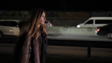 Bir güzel sarhoş kadın şehrin gece yol gider ve İçecek şarap şişe 4k yavaş Mo