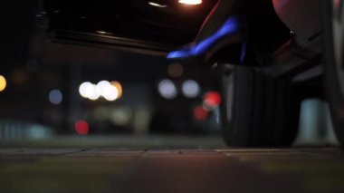 Kadının bacak 4 k geceleri yavaş Mo arabadan yüksek topuk ayakkabı