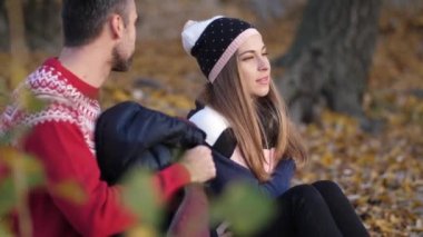 Sonbahar. Plaj. Kızın buz gibi. Adam onun ceketi gizler ve onun 4 k sarılarak yavaş Mo