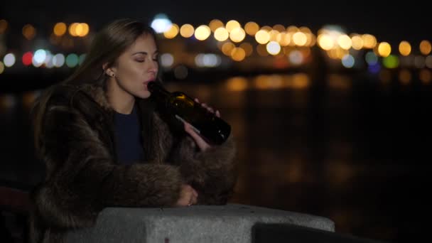 Jovem Mulher Bonita Depressão Beber Álcool Chorar Menina Sofre Uma — Vídeo de Stock