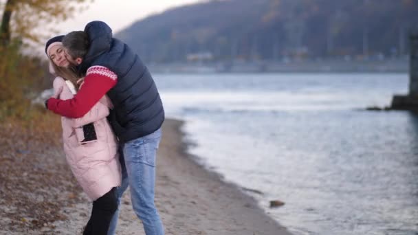 A pasas próbál-hoz csókolni a lányt. Egy nő eléri a srác az arcán. A lány elhagyja őt. Ősszel, a park, a folyó. 4 k lassú Mo — Stock videók