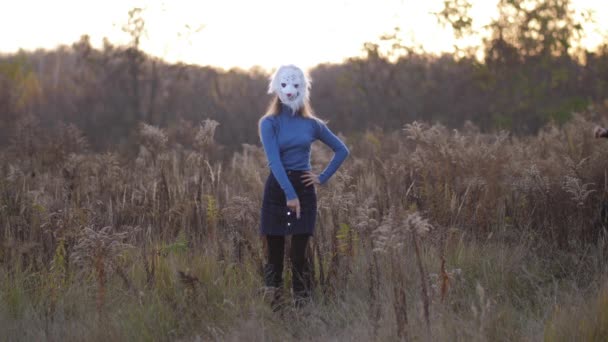 一名戴熊面具的女孩在黄色的田野上跳舞4k 慢莫 — 图库视频影像