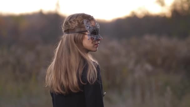 Девушка в черной маске облизывает язык губами 4K Медленно Мо — стоковое видео