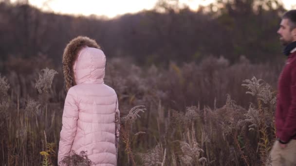 男は女の子と知り合いたいです 彼女は彼に立っています 彼女の肩をノックします 女の子 彼女は彼女の顔ではなくマスクを持っています 男は逃げる — ストック動画