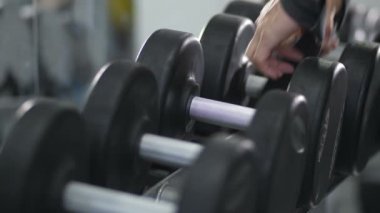Yakın çekim. Eller sarar bir dumbbell ve almak halter 4k üzerinde kemer yavaş Mo