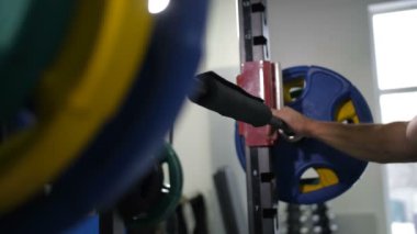 Onun omuzlarında bir halter başlar olmak bir adam koyar 4 k yapan Slow Mo