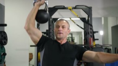 Tek elle egzersiz 4 k yapan yakışıklı erkek yavaş Mo