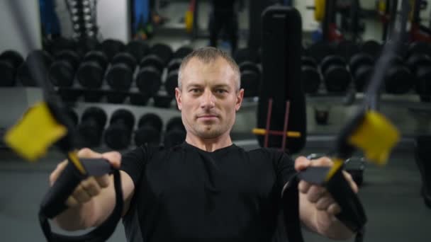 Musclé Homme Tire Vers Haut Sur Trx Ceintures — Video