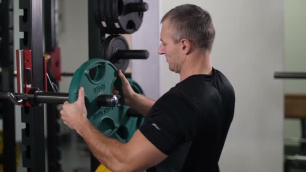 Athletic man shoots the last disc from the bar, looks at the camera and smiles 4K Slow Mo — Stock Video