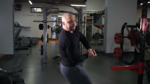 Adult bodybuilder visar musklerna på kamera 4k långsamma Mo — Stockvideo