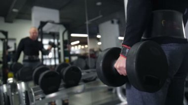 Yakın çekim. Erkek el kaldırdı dumbbell 4k yavaş Mo