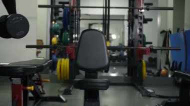 Halter oturur bir banka ile sporcu mu bir egzersiz iki el 4k için yavaş Mo