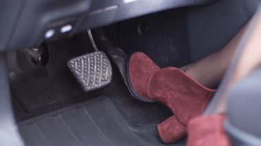 Yakın çekim. Topuklar güzel kadın bacak presler gaz pedalı 4k yavaş Mo