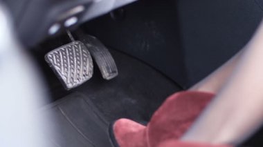 Yakın çekim. Topuklar güzel kadın bacak gaz pedalına bastığında, sonra fren pedalı ve yine 4 k gaz pedalına bastığında yavaş Mo