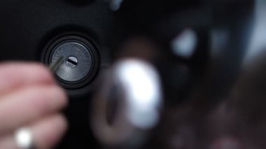 Yakın çekim. El ateşleme, düğmeler panelindeki 4 k kadar ışık içine belgili tanımlık anahtar ekler yavaş Mo