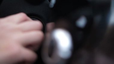 Yakın çekim. El içerir ateşleme, yönlendirmesi, düğmeleri 4 k kadar ışık yavaş Mo