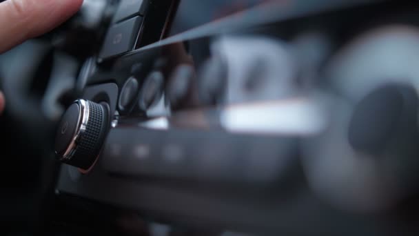 Nahaufnahme. weibliche Hand drückt die Tasten von Radiosendern im Auto 4k slow mo — Stockvideo