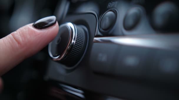 Närbild. Kvinnliga fingrar trycker på startknappen och justerar volymen rullen i bilen 4k Slow Mo — Stockvideo