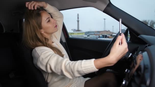 Ένα όμορφο κορίτσι παίρνει μια selfie σε ένα αυτοκίνητο σε διάφορες θέσεις 4k αργή Mo — Αρχείο Βίντεο