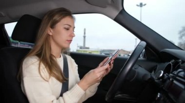 Sinir bozucu bir kadın ile bir telefon arabada oturuyor. O falls direksiyon simidi 4 k yavaş Mo sinirli ağlamaya hazır