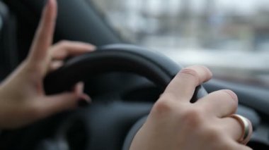 Yakın çekim. Direksiyon simidi, kız eğlenceli, ellerde Bayan parmak dans 4k yavaş Mo