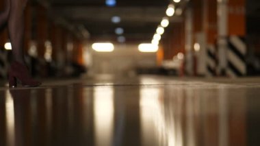 Maroon kadın bacaklarını açıp yavaş Mo topuklu adım aracılığıyla Park yerinin 4k ile çizme