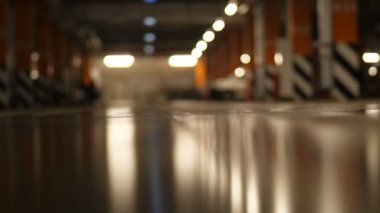 Topuklu bacaklarda gitmek geçmiş 4k Park yerinde kamera yavaş Mo