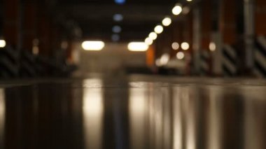 Süpermarkette otopark bulunmaktadır. Yakın çekim bayan çizme ve alışveriş sepetleri 4 k yavaş Mo