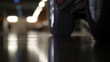 Yakın çekim, yüksek topuklar güzel bacaklar arabayı uygun. Kız arabaya bin. Park yerinde 4k yavaş Mo