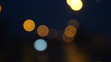 Işıklar gece city 4 k otomobillerin bulanıklık yavaş Mo