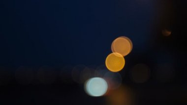 Soyutlama. Arabalar odak, yol, 4 k akşam ışıklar yavaş Mo