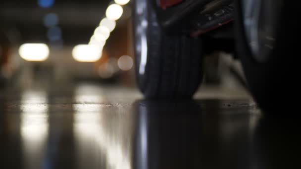 Primer plano, hermosas piernas fuera del coche en tacones altos 4K Lento Mo — Vídeo de stock