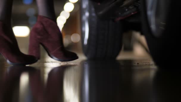 Close-up, benen van een meisje op hoge hakken in de auto krijgt. Slow Mo bladeren 4k — Stockvideo