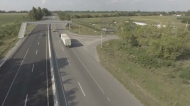 Dron. Uçan arabalar, ağaçlar ve alanları nereye yol üzerinde. Yolculuk.