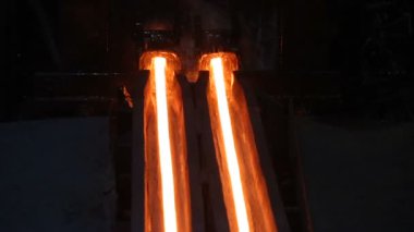 Metalurji tesisi çok güzel video. Kızgın mamullerin siyah makineleri taşımak.