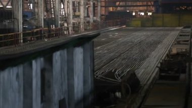Panorama Metalurji tesisi dükkanda. Metal soğutma aşaması.