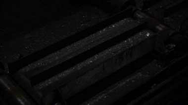 Ateşli çelik siyah makineler aracılığıyla süpürür. Metal üretimi için bitki.