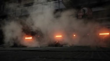Metalurji üretim. Dükkanı. Duman ve çevresinde sıcak çelik.