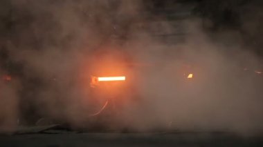 Duman olabilir bir iş parçacığı sıcak çelik gördün. Metal üretim tesisi. SLO