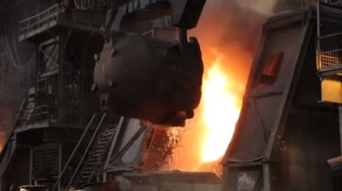 Sıcak çığ dökme demir. Su sıçramalarına ve duman çevresinde. Metal üretim. SLO