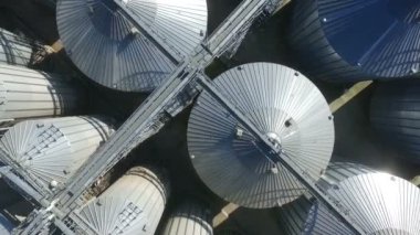Asansör üzerinde çok güzel dairesel uçuş. Birçok metal kutular.