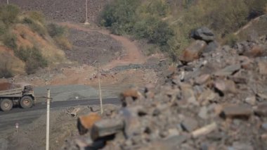 Taş ocağı, demir cevheri çıkarım. Geldiğiniz belaz yönlendirmesi ön plan cevher.