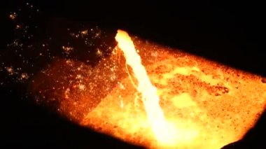 Ateş demir fırın dışarı dökülür. Ağır ve tehlikeli metal üretim. Çok büyüleyici bir video.